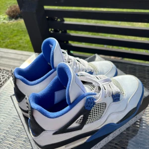 Nike Air Jordan 4 racing blue kom ut 2017  - Säljer ett par air Jordan 4 racing blir från 2017 som jag har slutat använda de är i väldigt bra skick, kom med prisförslag 