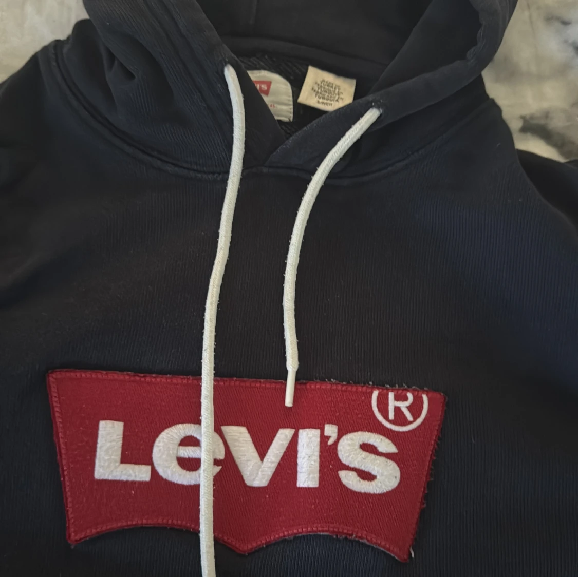 Marin blå hoodie från Levi's - 2