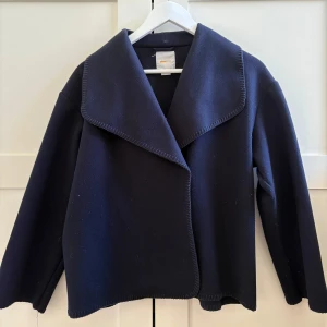 Mörkblå kappa - Säljer denna jätte fina mörkblåa kappa från Gina tricot young. Köptes i höstas och inte använda så mycket. Storlek 158/164 men skulle säga att den passar xs/s