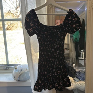 Blommig klänning från SHEIN - Söt svart klänning med blommigt mönster från Shein. Perfekt för en somrig look!❣️❣️ Storlek XS❣️❣️