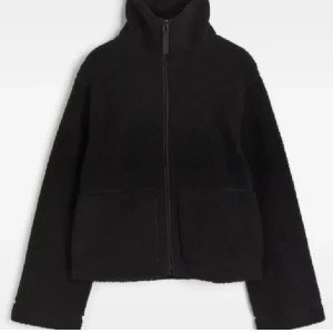 Pilejacka från hm - Säljer nu min älskade svarta pilejacka ifrån hm då jag har många andra jackor. Står storlek xl i den men tycker den sitter mer som en s/m. Hör av dig om du har frågor. 