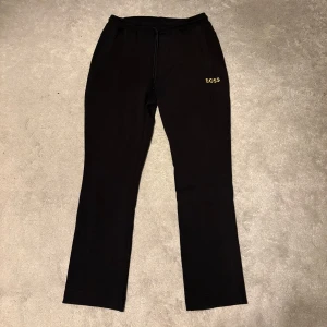 Hugo Boss mjukisbyxor - Säljer nu dessa Hugo Boss mjukisbyxor i storlek S. Skriv vid fundering/fråga!