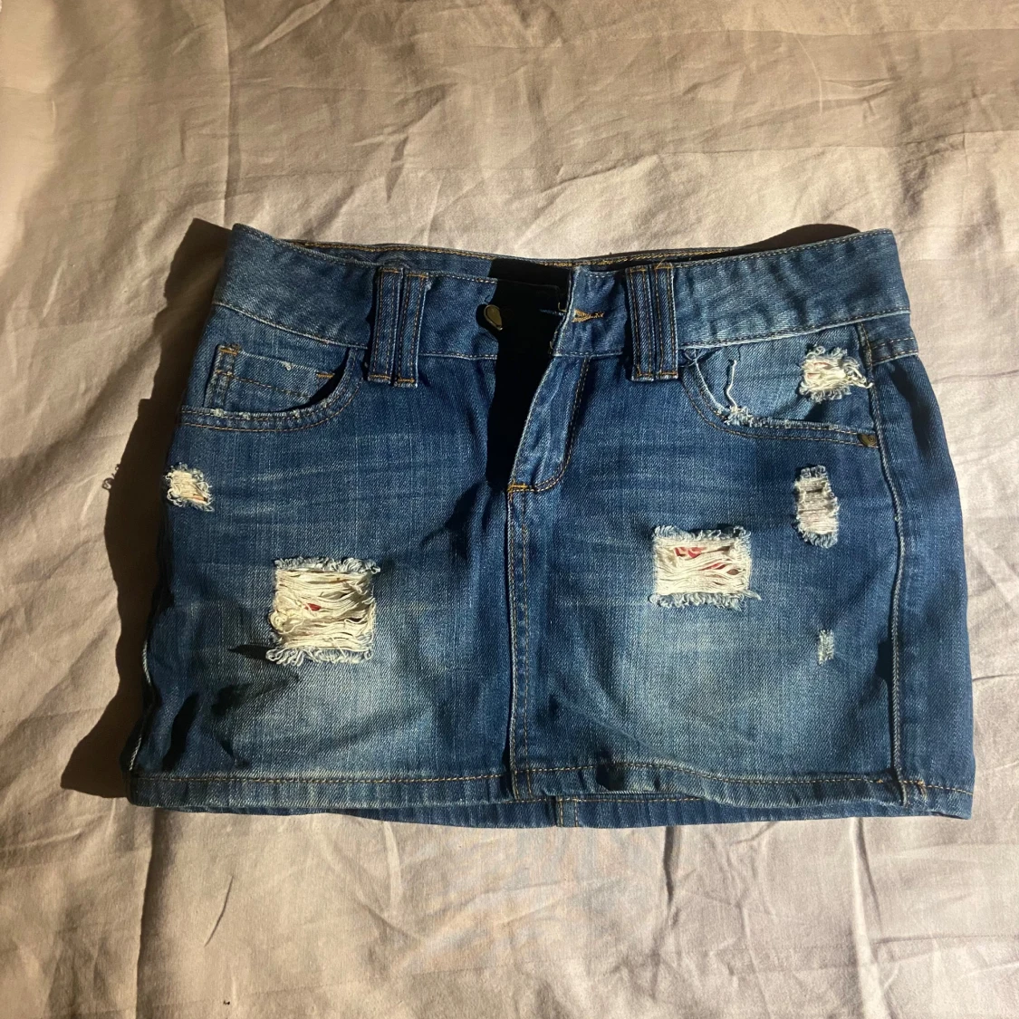 Jeanskjol med detaljer