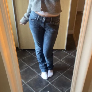 lågmidjade jeans från diesel - säljer jättesköna gamla lågmidjade jeans från diesel, L34, W30 men funkar nog på 28-30 något sånt, sj har jag 25 och skulle bara behövas ett skärp💗aldrig använda. de är inte riktigt bootcut, absolut int skinny går nog att töja ut💕