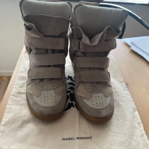Beige sneakers från Isabel Marant - Snygga beige sneakers från Isabel Marant med hög design. storlek 41 jättefint skick. öppen för byten, hör av er!🥰passar mig med 38/39 små i storleken.