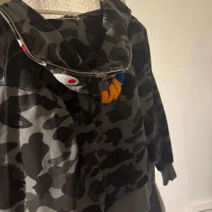 Bape Hoodie R£P - En r£p bape Hoodie, inga defekter, riktigt snygg