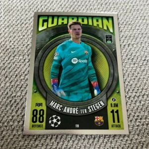 Match Attax fotbollskort - FC Barcelona - Match Attax fotbollskort med en spelare från FC Barcelona. Kortet har en grön och svart design med spelarens namn och statistik. Baksidan visar FC Barcelonas logotyp och information om ligor.