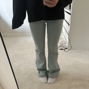 Ljusblå bootcut jeans - Säljer ett par ljusblå bootcut jeans i bra skick. De är midwaist. Måtten är 80 cm i innerbenslängd och 36 rakt över i midjan. Super fin ljusblå färg! Pris kan diskuteras 