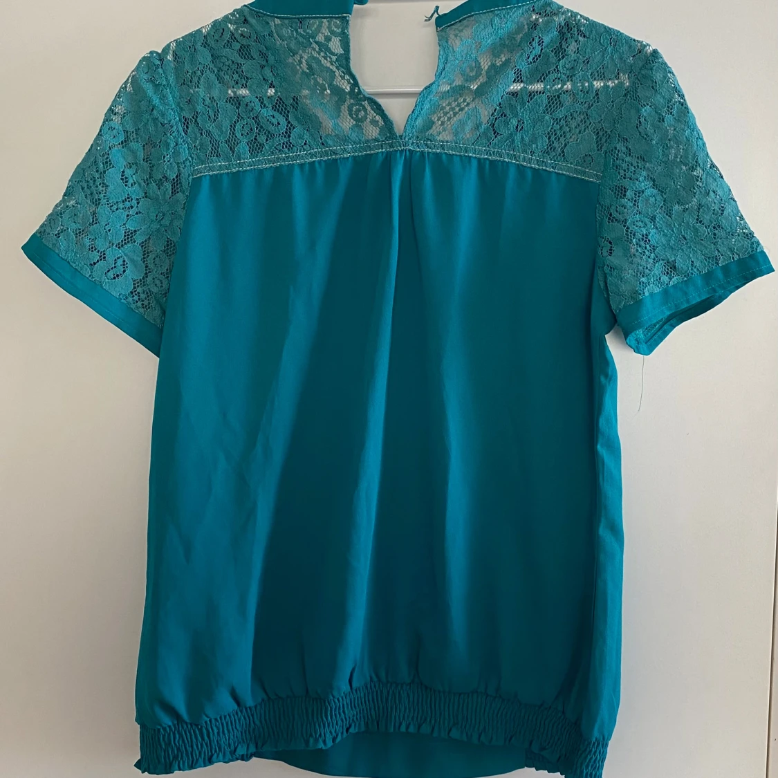 Turkos blus med spetsdetaljer - 2