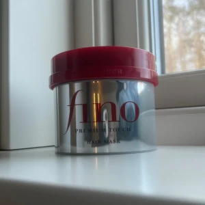 Fino Premium Touch Hair Mask - Fino Premium Touch Hair Mask är en intensiv hårmask för skadat hår. Den kommer i en silverfärgad burk med rött lock och innehåller 230g. Produkten är tillverkad i Japan och innehåller flera vårdande ingredienser för att reparera och återfukta håret. Ej använd då jag köpte fel 💞