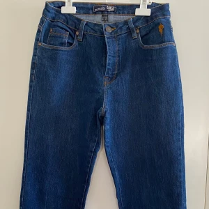 Mörkblå jeans från esmara - Snygga mörkblå jeans från esmara med klassisk femficksdesign och knappgylf. Perfekta för en avslappnad stil med en rak passform som ger en tidlös look.