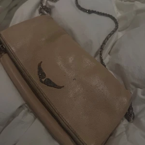 Zadig & Voltaire  - En bege Zadig & Voltaire väska. Den har slitage på baksidan, lite på framsidan och även på kedjan. Vill man lägga eget pris får man gärna göra det!