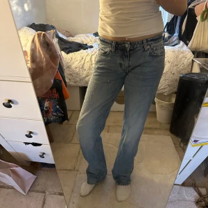 low arrow jeans - Säljer ett par klassiska blå jeans med bootcut. De har en normal passform och är lowwaist. strl w27 l34. 
