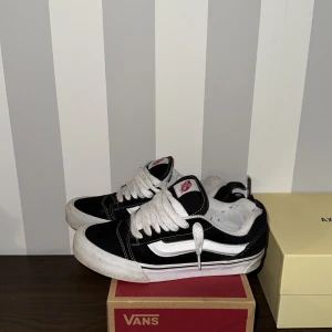 Svarta och vita sneakers från Vans - Svarta vita Vans använda, väldigt sköna inuti och bekväma och gå med och passar till alla möjliga outfits och snygga skor
