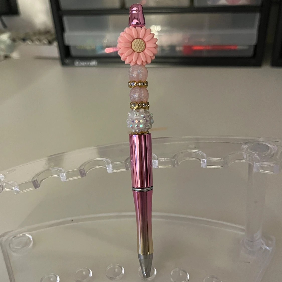 Hemmagjord rosa penna med en blomma på toppen🌸