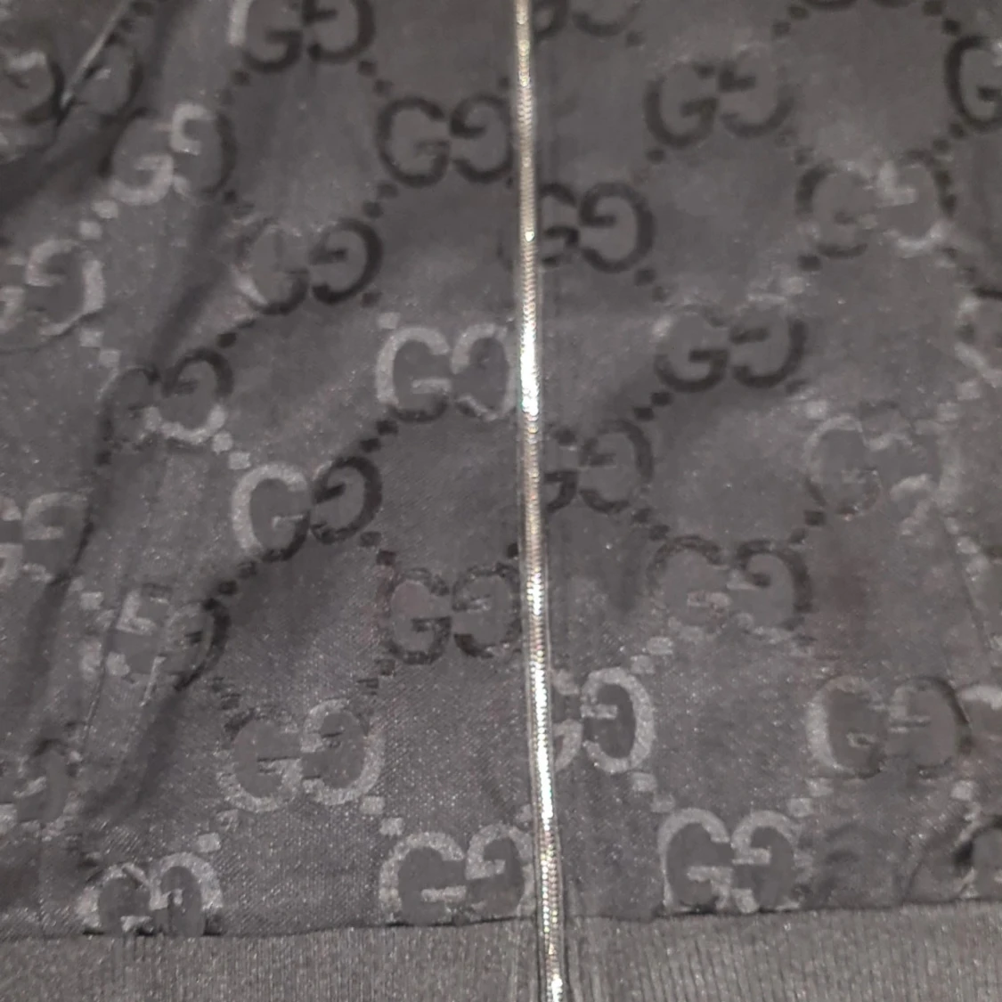 Svart mönstrad jacka med dragkedja