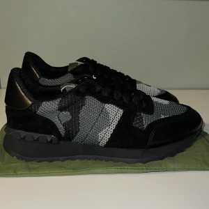 Valentino Garavani skor  - Säljer dessa relativt nya Valentino Garavani skorna. Rätt så nya använda ett fåtal gånger och  säljes eftersom det var för små. Nypris ca 4000-5000kr säljer för 1250kr. Fick dom i present av min farbror. Extra skosnören ingår. 