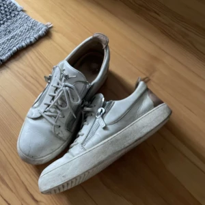 Vita sneakers med dragkedja - Giuseppe Zanotti skor ser lite smutsiga ut på bilderna men tvätta dom innan jag skickar dom de hårt läder så dom går aldrig sönder,man ser lite små skrap men inte mer än de, kan tänkas byten också 