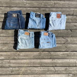 Flera svin feta jeans - 5 riktigt feta jeans från Replay, Nudie och Ralph lauren | alla i väldigt bra skick | storlekar mellan w30-32 | Alla jeans finns på min profil | nypris väde ligger på över 9000kr | mitt pris för alla 2500kr | hör av er vid några funderingar// Torslanda closet😊