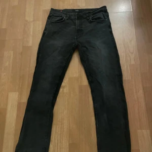 Svarta jeans - Snygga svarta jeans från newyorker med en klassisk design. De har en normal passform och är tillverkade i ett slitstarkt material. Perfekta för en stilren look. Detaljer som knappar och dragkedja i metall ger en extra touch.