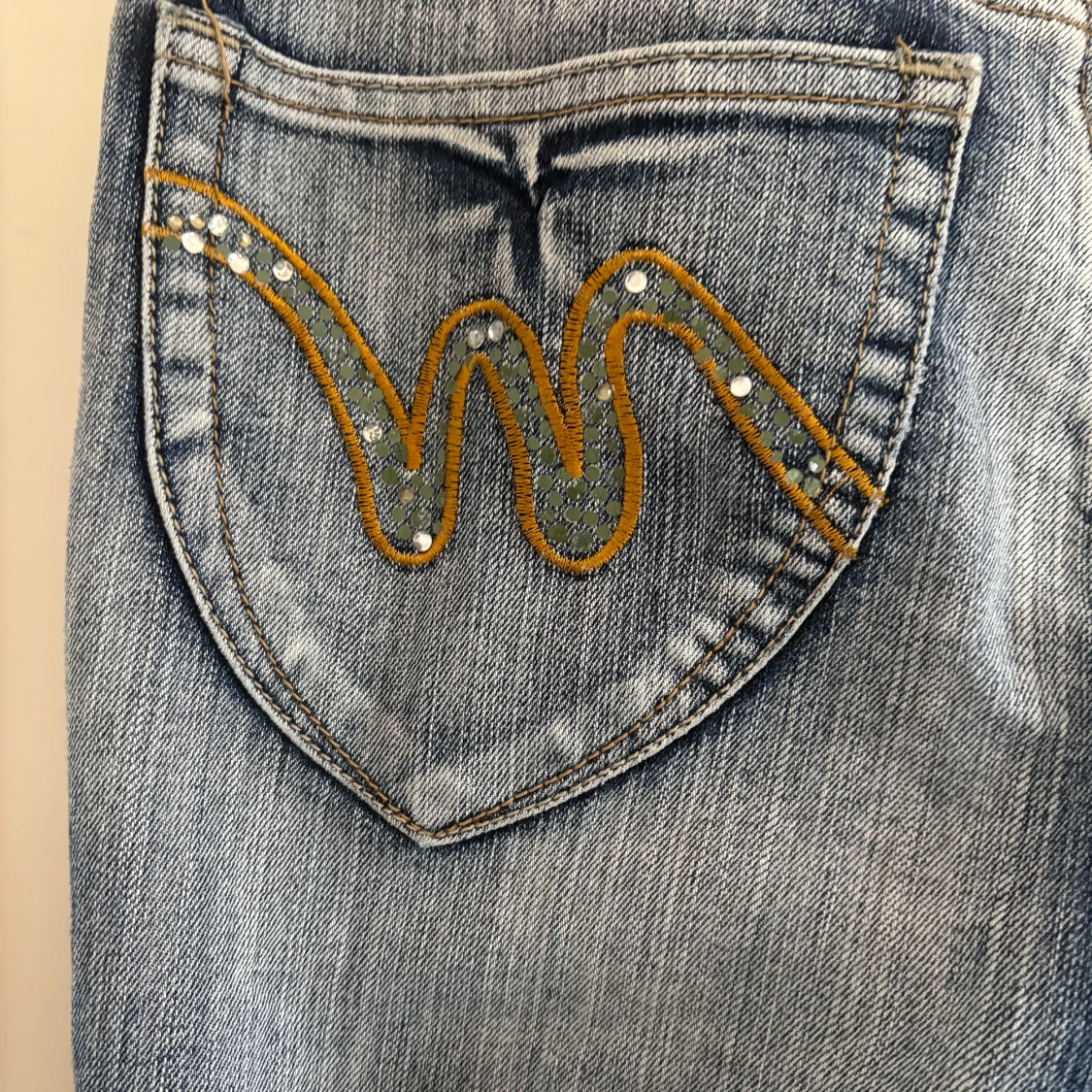 Blå jeans med detaljer från Eleven Jeans - 2