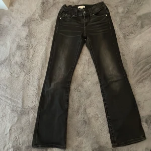 Svarta jeans från Gina Tricot - Jag säljer snygga svarta jeans från Gina Tricot. Säljer pågrund av att de är för små. Det är low waist bootcut jeans, syns inte så bra på bilderna. Pris kan diskuteras! 💞