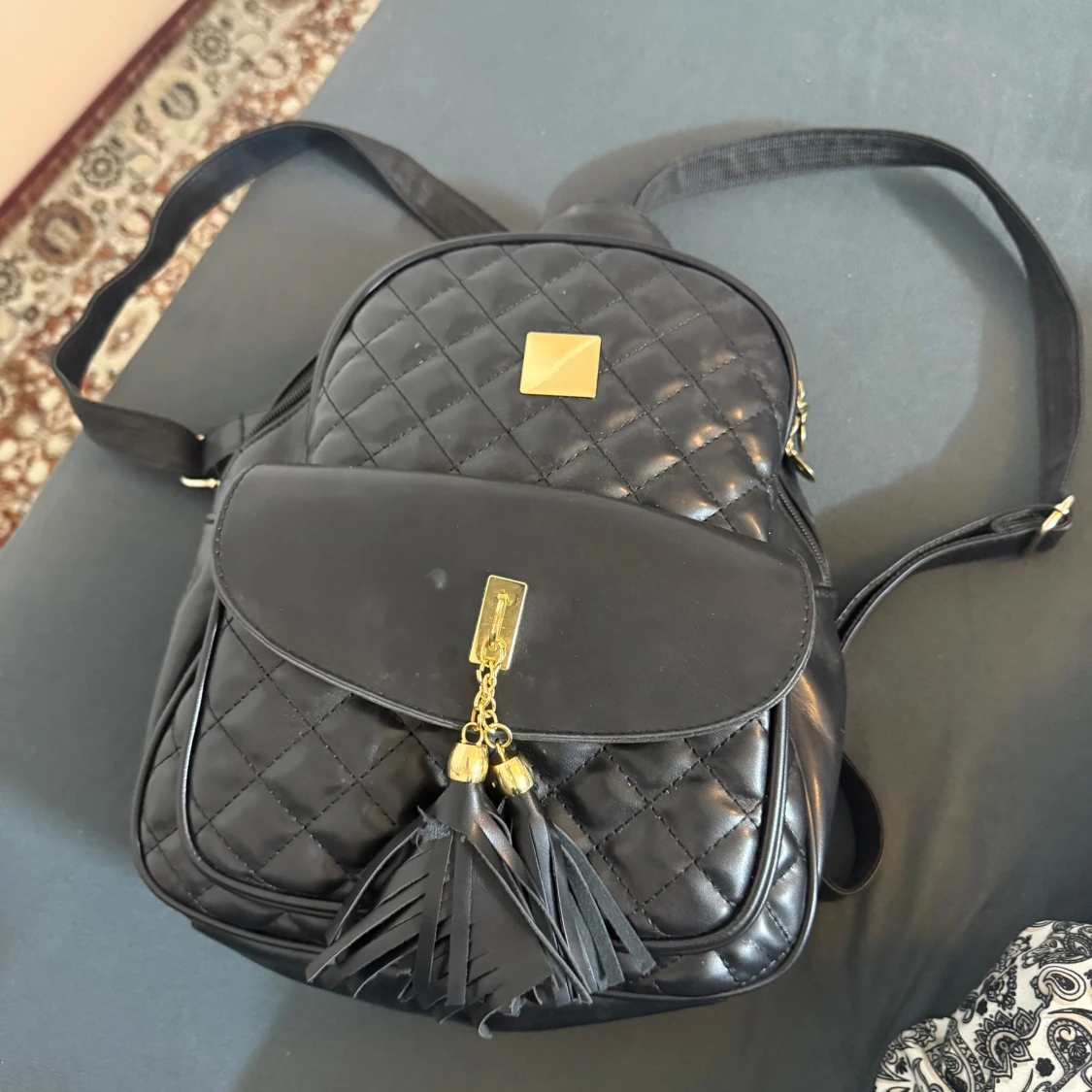 Svart quiltad ryggsäck med fransar - 2