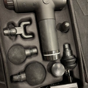 Massage pistol  - En nästan helt ny massage pistol som kommer med flera skaft som används till olika delar av kroppen, laddare och väska. Pris kan diskuteras vid snabb köp 