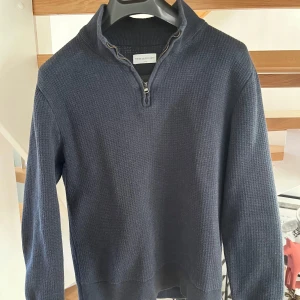 These Glory Days halfzip  - Stilren mörkblå tröja från These Glory Days. Krympt i tvätt aningen så passar bra för medium, annars bra skick. Kontakta för mer info eller frågor!