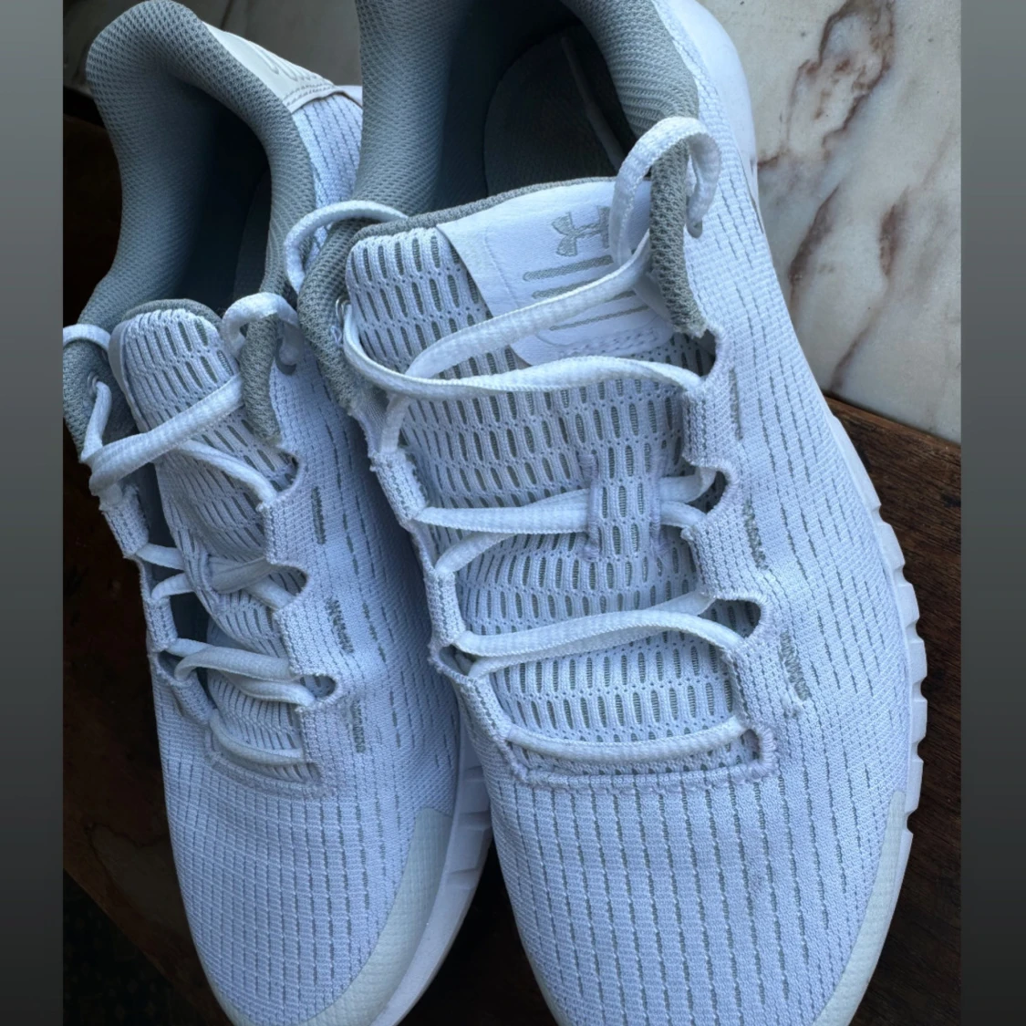 Vita sneakers från Under Armour - 2