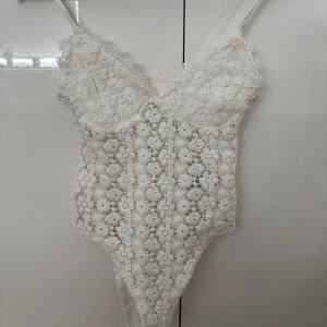 Vit spets body  - Jättefin spets body från hm Sommer kommer vara perfekt till sommaren! Säljer på grund av att den är för liten för mig. 💗💗