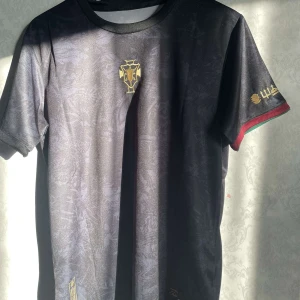 Ronaldo GOAT tröja  - Ronaldo GOAT tröja. Helt ny med prislapp. Storlek M