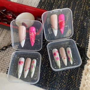 Extra long Press on naglar - Flower hearts, våriga långa naglar för dig som vill vara extra. I storlek M.🌸Det du får med dig : * Fil och manikyr pinne * nagellim klistermärke * 2 lappar av rengöring för naglar.