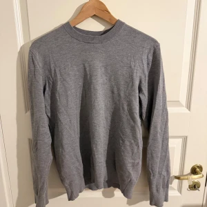 Hm tröja  - Hej. Säljer en fin hm tröja. Då den har blivit för liten säljer jag den. Nypris 299. Mitt pris 149. Pris går att diskuteras i pm. 