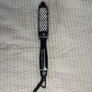 Björn Axén, värmeborste - Björn Axén värme borste 30mm, använd typ 5 gånger innan jag insåg att jag behövde en större (har rätt så tjockt och mycket hår) men den e dunder ❤️