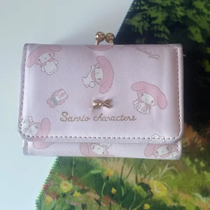 söt rosa My Melody plånbok - Söt rosa My Melody plånbok med guldiga detaljer. Den är 11x8cm med många fack för kort och även mynt/kontanter.   Pink My Melody sanrio wallet 