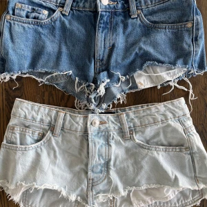 Två par jeansshorts med fransar - Säljer två par snygga jeansshorts med fransar. Ett par i mörkblå denim från Weekday och ett par i ljusblå denim från Lager 157. Båda två var från början vanliga jeans. Säljer dem tillsamman för 60 kronor. 