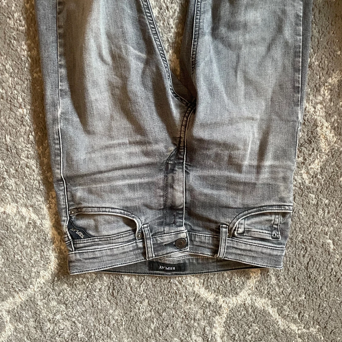 Grå jeans från Replay.  - 1