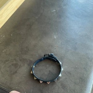 Valentino armband - Valentino armband - mörkblått Använt men i bra skick (armbandet gått isär lite, inga problem vid användning, se bild) - köpt från ssense