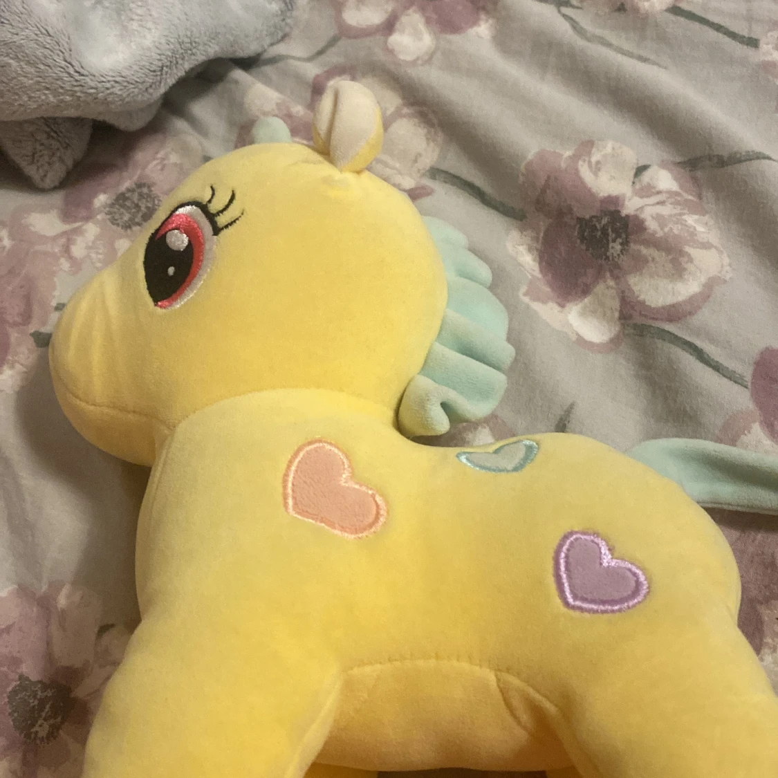 Gul enhörningsmjukisdjur med hjärtan - 2