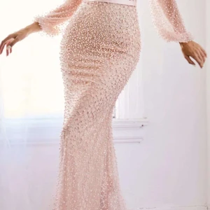 Champagnefärgad långklänning med pärlor - .Festklänning – Använd en gång  Helsingborg  Storlek: 36/38 (kan justeras upp till önskad storlek, max storlek 42) 34 ocks  Pris: 2800kr (Nypris 4500 kr, pris kan diskuteras vid snabb affär)  Säljer en festklänning som endast är använd en gång. Klänningen är professionellt insydd från storlek 42 till 36/38, men kan enkelt sprättas upp till önskad storlek (upp till storlek 42). Ändringarna är mycket fint utförda och syns inte alls.  Hör av dig för fler bilder eller om du vill ha mer information. 