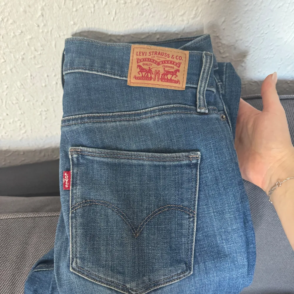Säljer ett par ursnygga midhigh/low waist vintagejeans i modellen ”Slimming straight”. Storlek 26. Formar sig jättefint efter kroppen. Denna modell på jeans har varit mina favoriter i flera år. Så snygga, sköna och perfekta vårjeans!😍. Farkut & Housut.