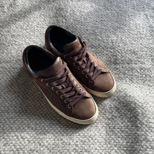 Sanday’s sneakers  - Säljer mina Sanday’s sneakers. Skorna är använda men inga tecken alls på skador eller defekter. Yttersulan är 30,5 cm och innersulan ligger på ca 29cm, alltså storlek 42 men passar bäst 43. Nypris på dessa är 2299kr,  säljer  dom för 1099(pris inte hugget i sten)