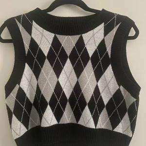 Rutig väst - Fint skick, mjuk. Snygg med skjorta under! Står M men passar mer som S