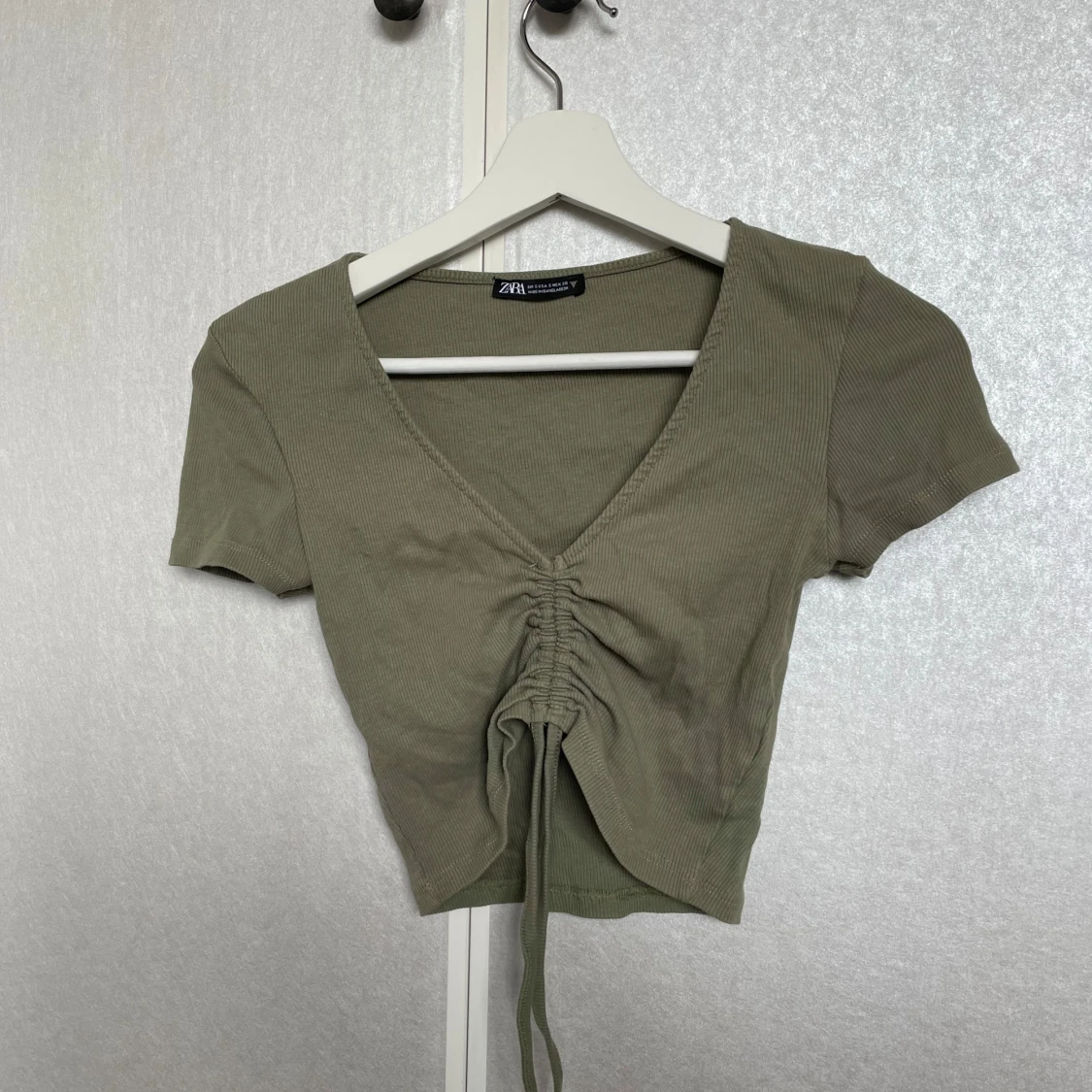 Olivgrön ribbad topp från Zara - 1