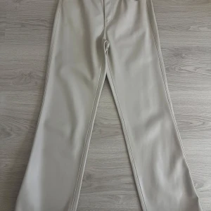 Beige skinn byxor  - Snygga beige skinn byxor från Zara.  De har en rak passform och aldrig använda💕