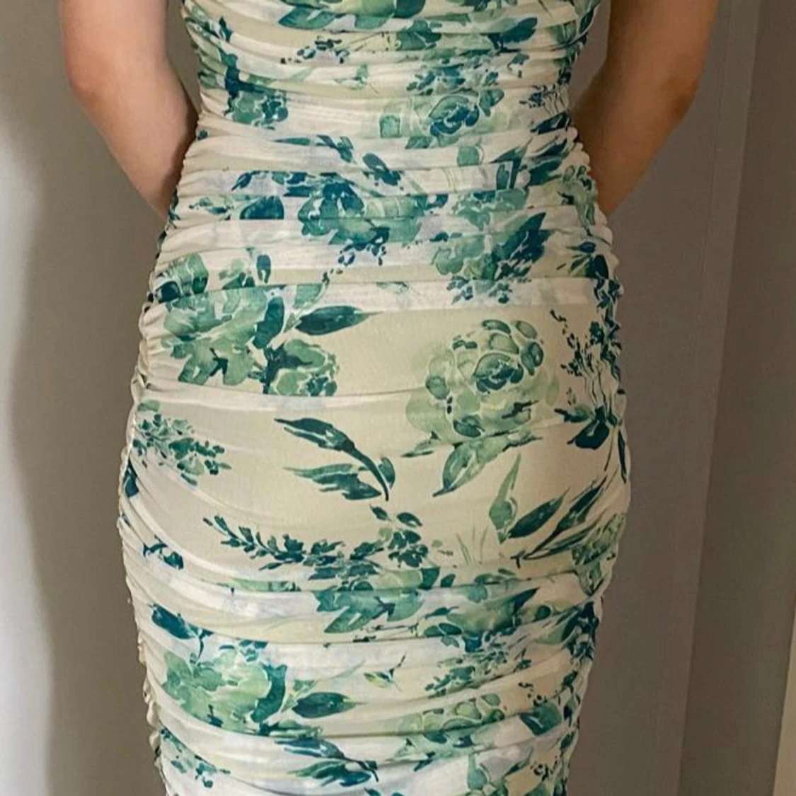 Blommig klänning med gröna nyanser - 4