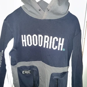 Mörkblå hoodrich set  från Hoodrich  - Snygga mörkblå mjukisbyxor från Hoodrich med dragkedjor på fickorna och en bekväm passform. Perfekta för en avslappnad stil. Byxorna har en elastisk midja och är gjorda i mjukt material för extra komfort. Snygg hoodie 