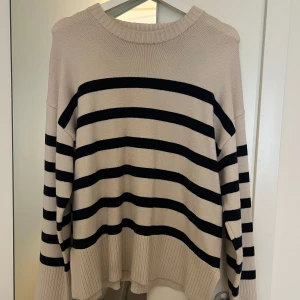 Randig tröja från Zara - Säljer en snygg beige tröja med marinblåa ränder från Zara. Har använt några gånger (cirka 5). Säljer även tröjan i stolek S🤩