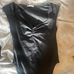 Body från zara - Jättefin body från Zara🩷Står strl M men är definitivt en S